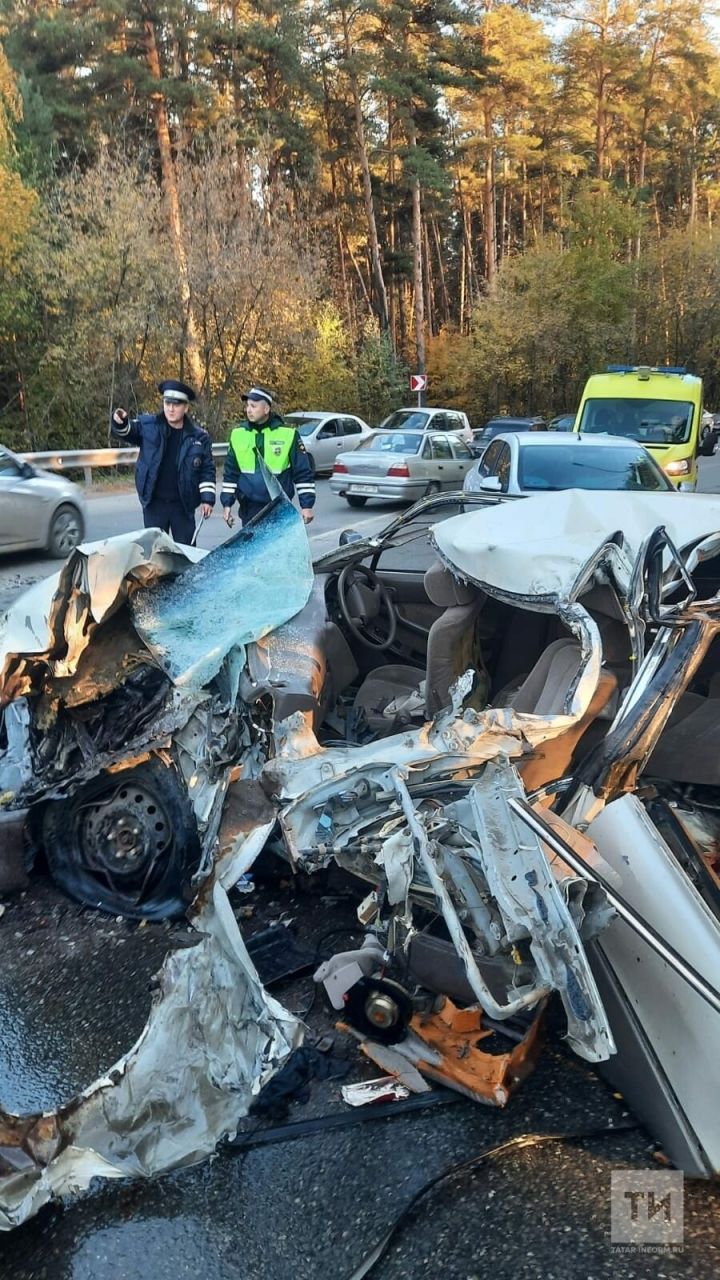 Легковое авто из Бурятии столкнулось с «КАМАЗом» под Казанью, трое пострадавших