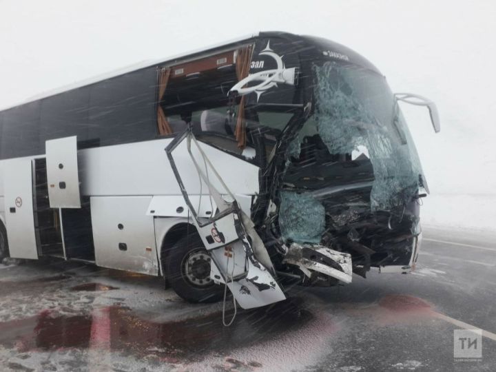 МВД по РТ: В ДТП с автобусом и снегоуборочной машиной пострадали пять человек