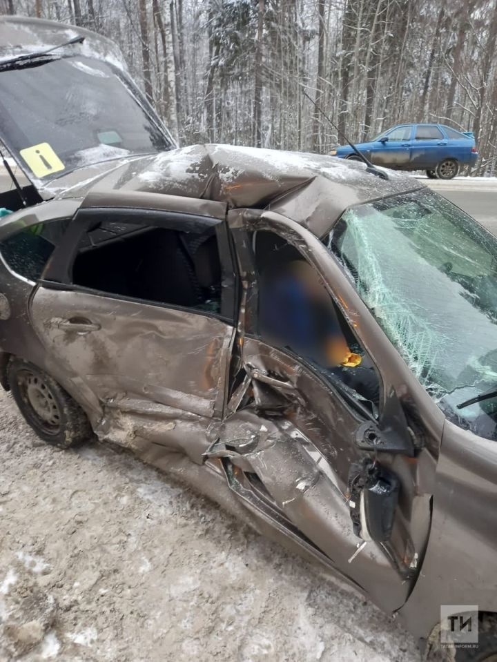 «Лада» в РТ влетела в стоявший на обочине BMW, скончался пассажир отечественного авто