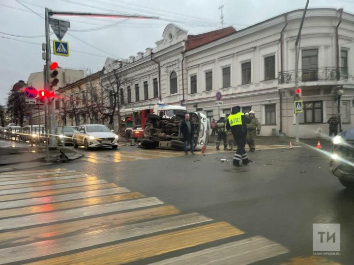Машина скорой помощи перевернулась в Казани, двое пострадали