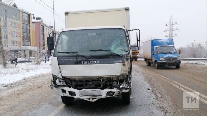 В Казани легковушка вылетела на встречку и столкнулась с грузовиком, один пассажир погиб