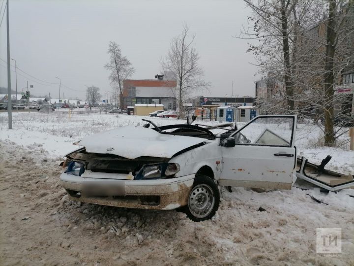 В Казани легковушка вылетела на встречку и столкнулась с грузовиком, один пассажир погиб