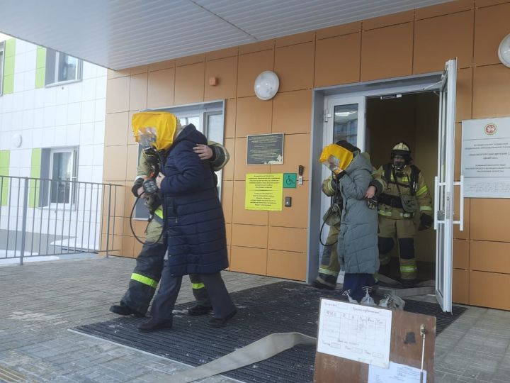 В детском саду «Байгыш» пожарные проверили работу персонала в условиях «пожара»