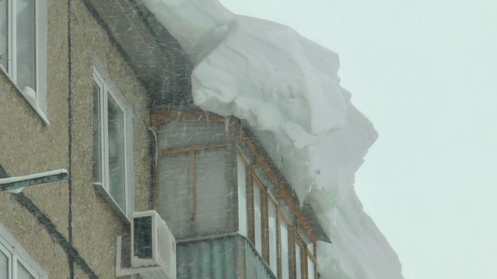 Административно-техническая инспекция района может оштрафовать за неубранный на крышах снег