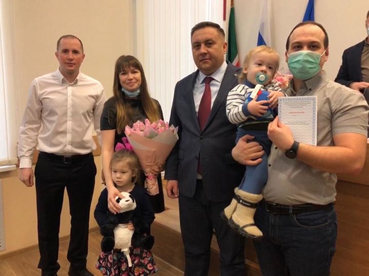 Семье из Высокогорского района вручен сертификат на получение социальной выплаты