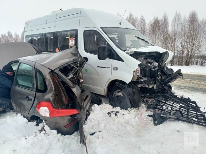 Один человек погиб в столкновении легковушки и вахтового автобуса на трассе в Татарстане
