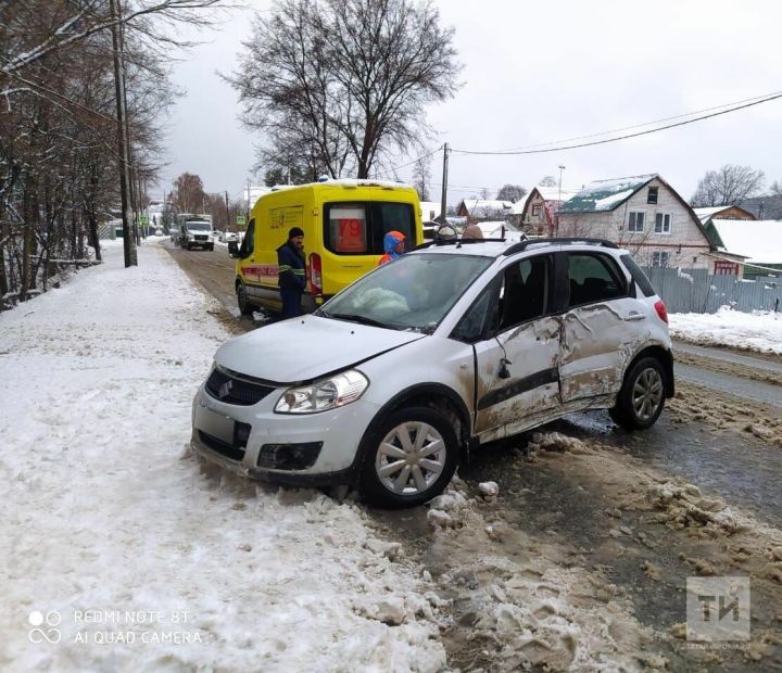 В Казани легковушку занесло на дороге, и она въехала в столб, водитель пострадал