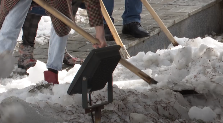 Работники отдела образования, Центрального Дома культуры и Исполкома вышли на улицу для уборки снега