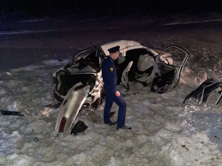 В результате лобового столкновения легковых авто в Татарстане погибли четыре человека