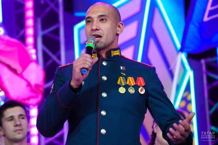 Герой России — старший лейтенант Расим Баксиков посетил прошедший в Казани гала-концерт зонального этапа XI ежегодного фестиваля творчества работающей молодежи «Наше время — Безнең заман»