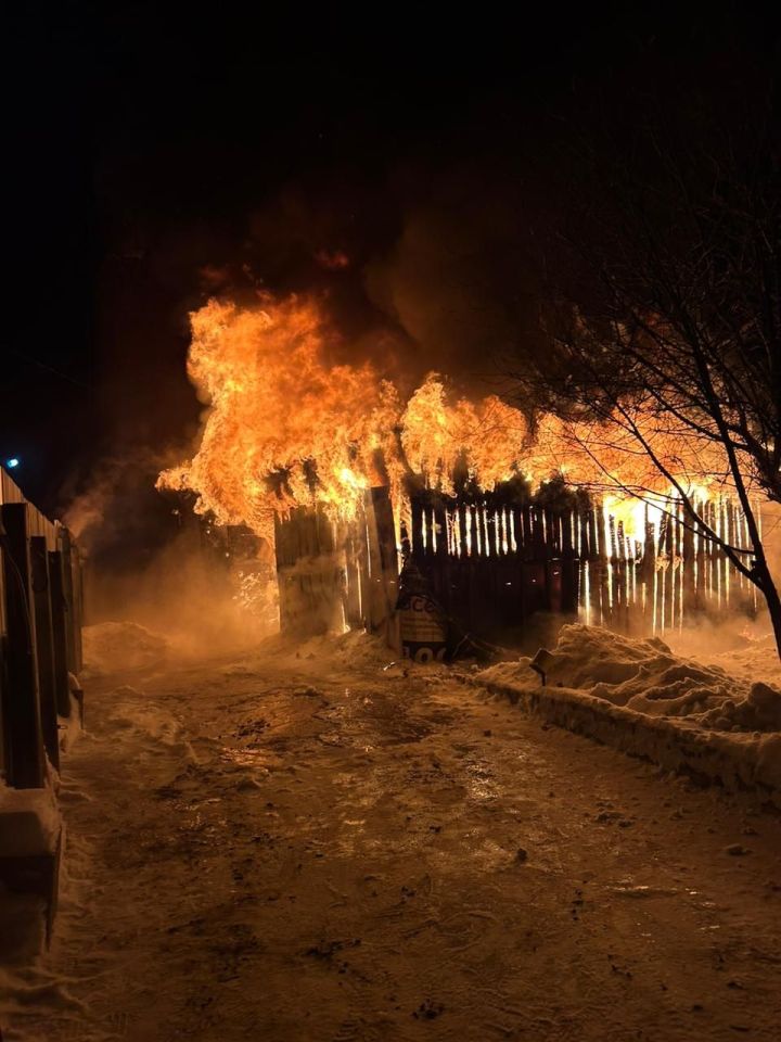 В посёлке Дачное огонь охватил баню и сарай на площади в 63 кв.м