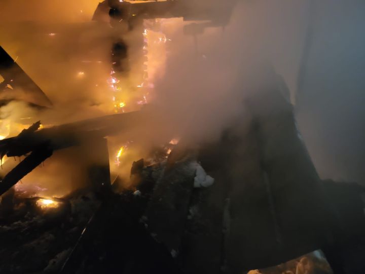 В посёлке Дачное огонь охватил баню и сарай на площади в 63 кв.м