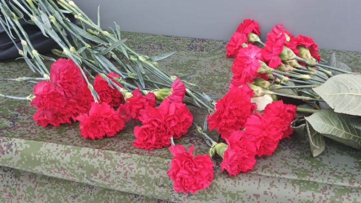 В Ямашурме открыли мемориальную доску погибшему на СВО односельчанину