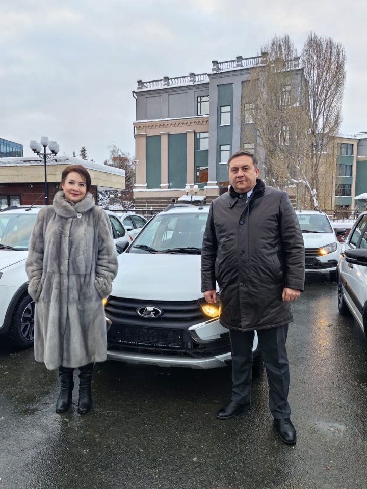 Отдел культуры Высокогорского района получил ключи от нового автомобиля