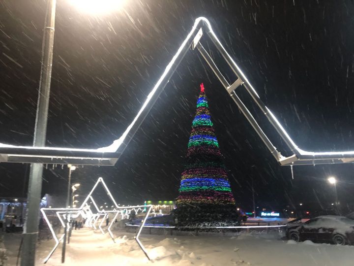 В Парке Заказанье открыли главную елку района