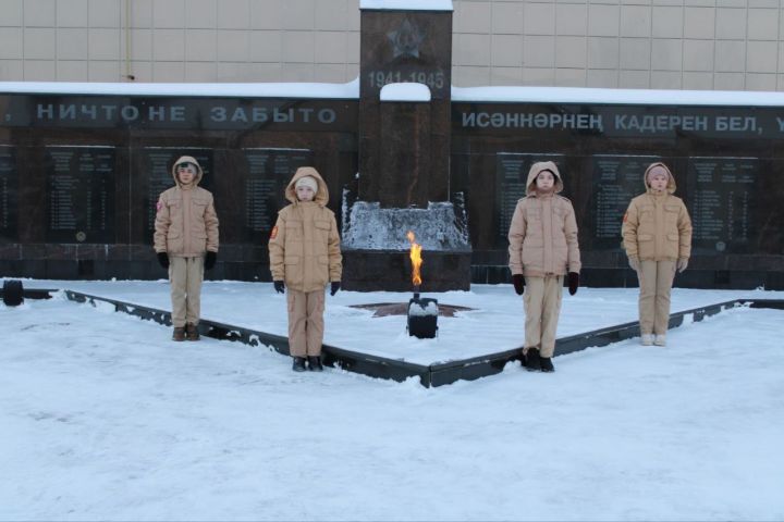 Равиль Хисамутдинов и участники СВО возложили венок на Аллее Славы