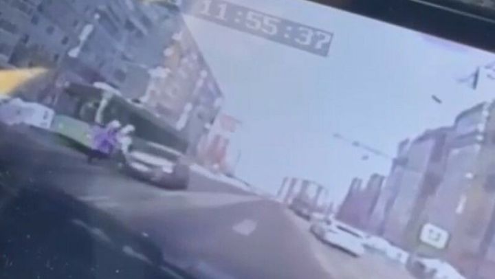 В Казани несущийся на скорости автомобиль сбил школьниц, идущих «по зебре»