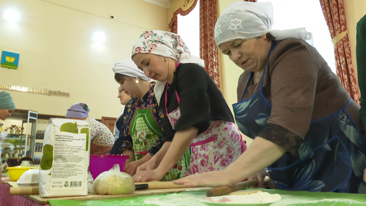 В Высокогорском районе в доме культуры для военных СВО женщины приготовили лапшу