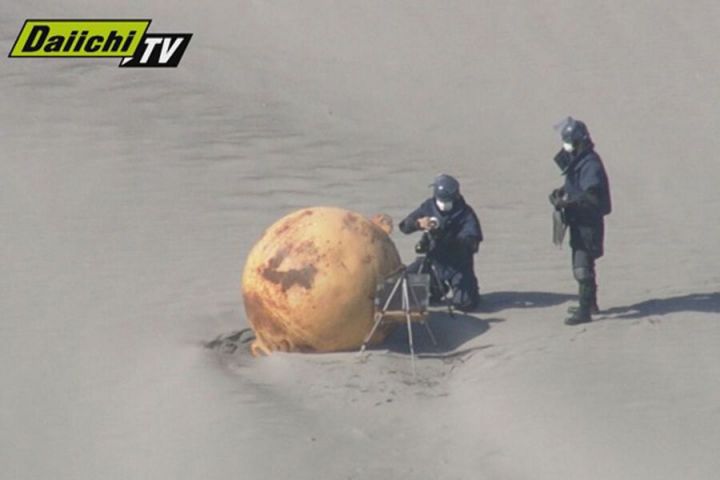 На пляже в Японии обнаружили неизвестный шар