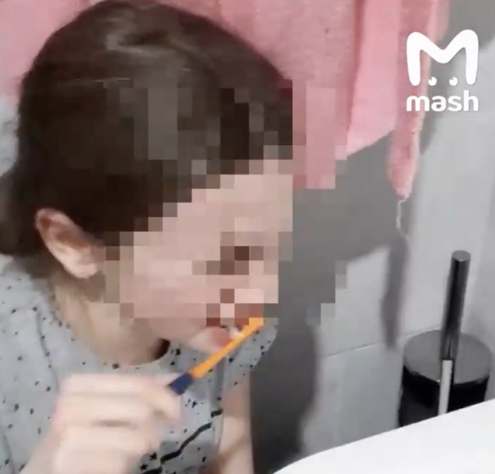 Мать заставила дочь чистить зубы водой из унитаза, чтобы отучить от мата
