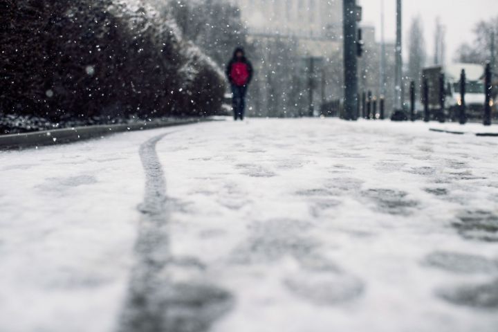 Водителей из Татарстана просят быть осторожными в грядущие гололед и сильный ветер