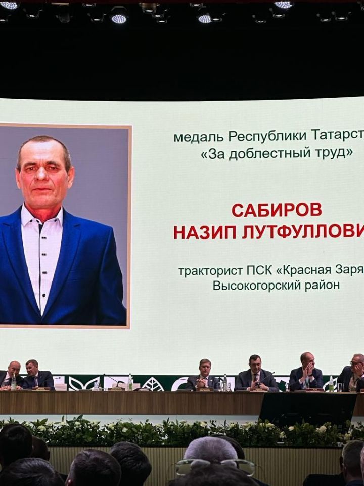 Рустам Минниханов наградил тракториста из Высокогорского района