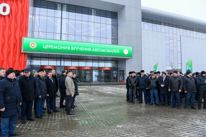Сельхозуправлениям Татарстана передали ключи от новых автомобилей