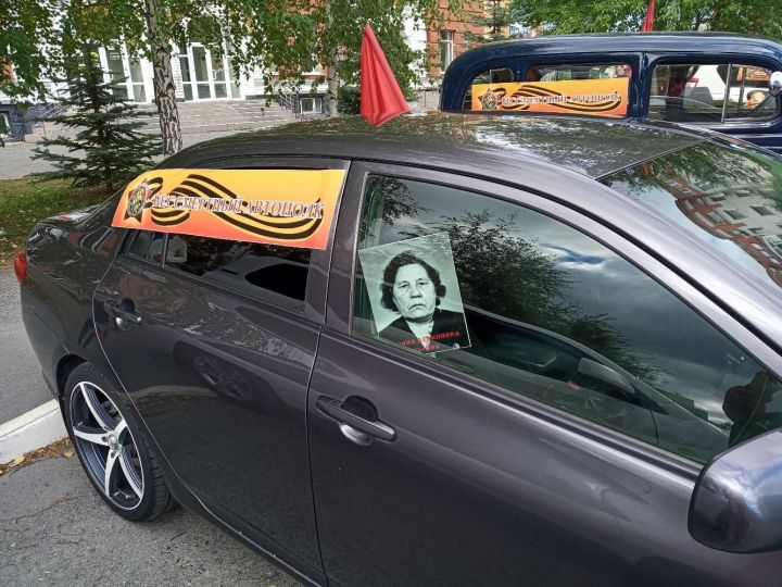 Бессмертный полк через стекла автомобилей