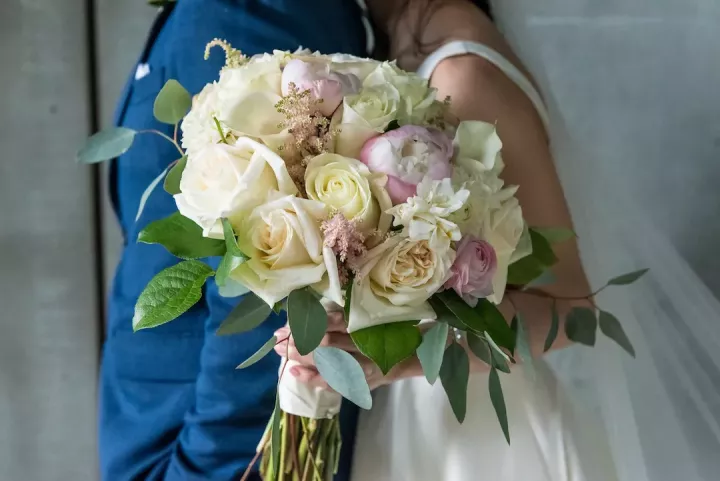 Опрос: россияне назвали любимой свадебной традицией бросание букета невесты