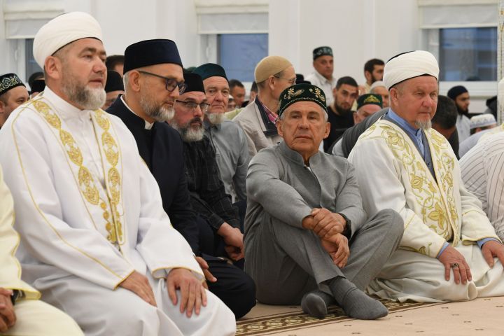 Минниханов принял участие в праздничном намазе в честь Курбан-байрама