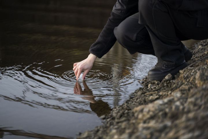 Вода на реке Волга непривычно холодная