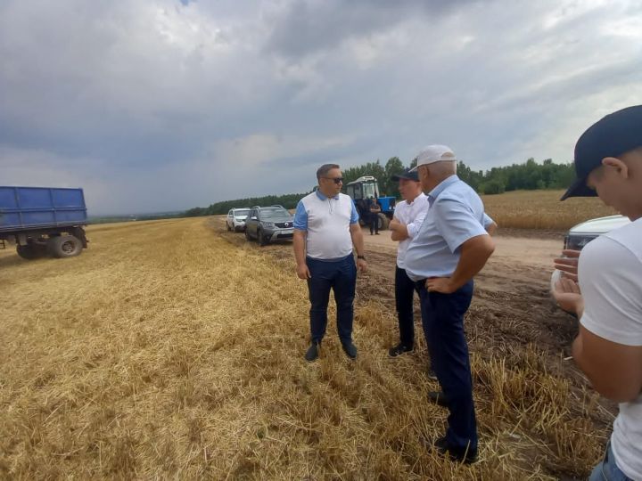 Равиль Хисамутдинов ознакомился с ходом уборочной кампании в Высокогорском районе