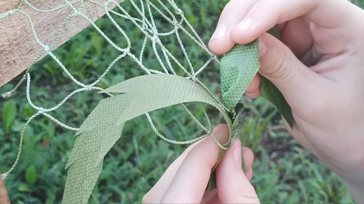 Продолжают плести сети. Стойка для плетения маскировочной сети. Способы плетения маскировочных сетей. Плетение маскировочных сетей травка техника. Станок для плетения маскировочной сети.