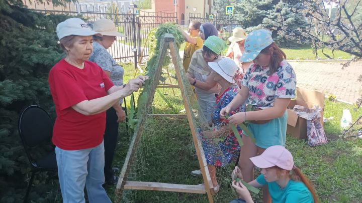 Высокогорцы продолжают плести маскировочные сети для бойцов СВО