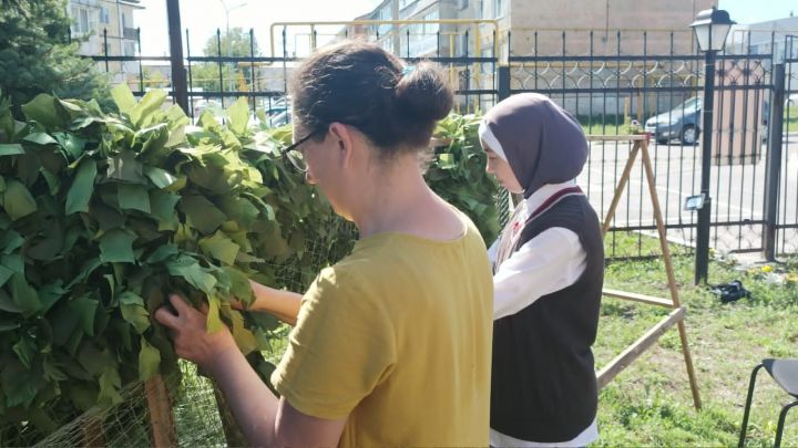 Высокогорцы продолжают плести маскировочные сети для бойцов СВО