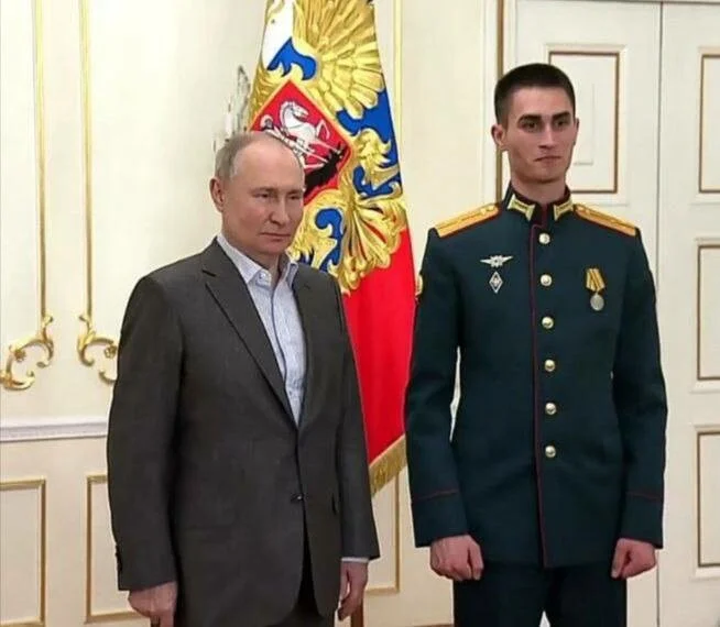 Владимир Путин наградил военнослужащего из РТ личным оружием