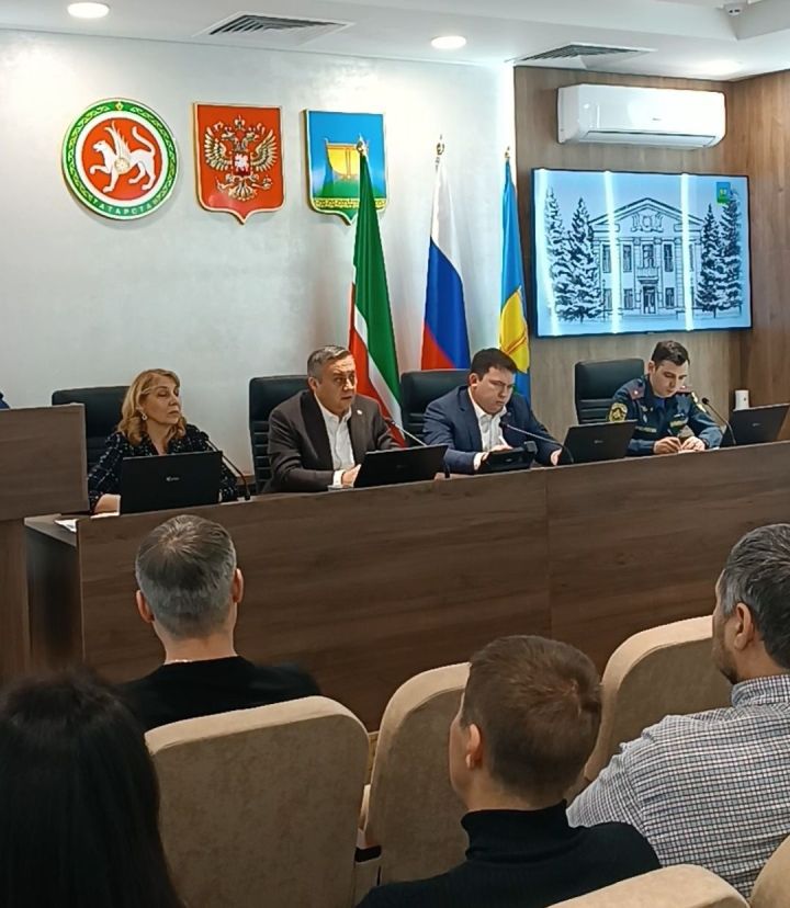Сегодня в Высокогорском районе РТ прошло заседание комиссии по чрезвычайным ситуациям, посвященное проверке готовности экстренных служб к проведению новогодних мероприятий
