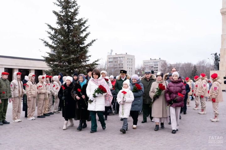 Сегодня в Казани прошла торжественная церемония возложения цветов к Вечному огню