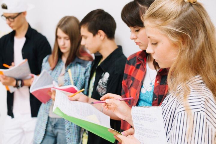 Российские школьники начнут изучать семейную историю на занятиях «Разговоры о важном»
