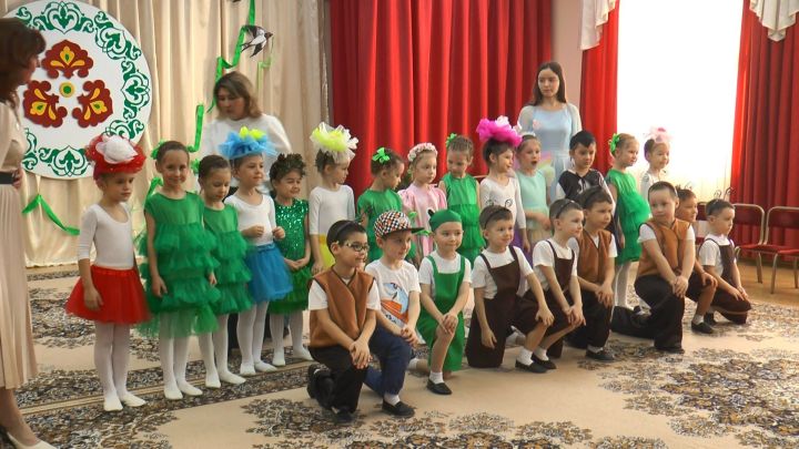 «Бәләкәч» балалар бакчасында тәрбияләнүчеләр әниләрен һәм әбиләрен Халыкара хатын-кызлар көне белән котлады