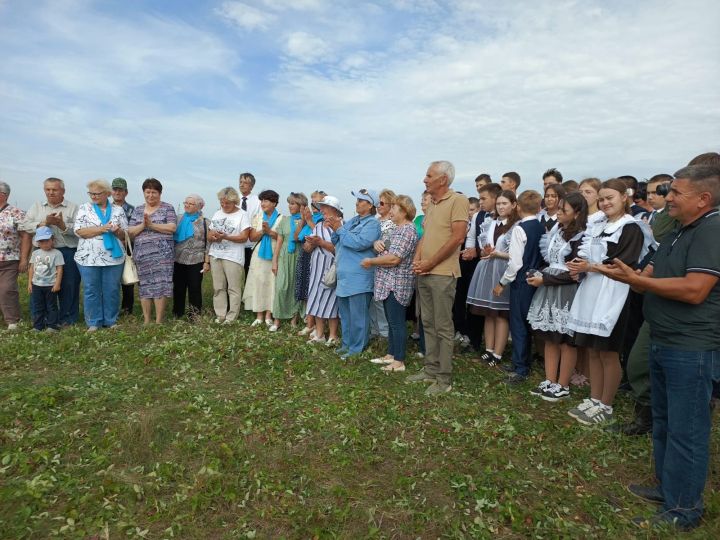 Сегодня в деревне Соловцово открыли камни с информационными знаками