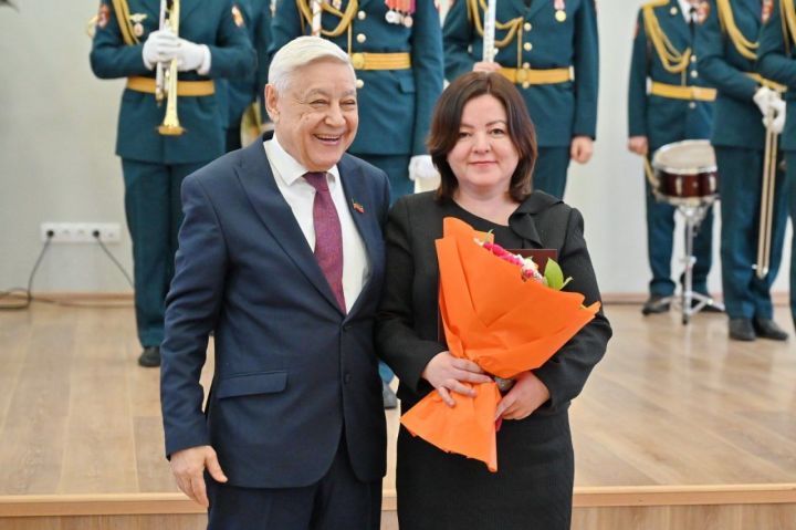 Мухаметшин наградил Эльвиру Мустафину,руководителя филиала «Татмедиа»