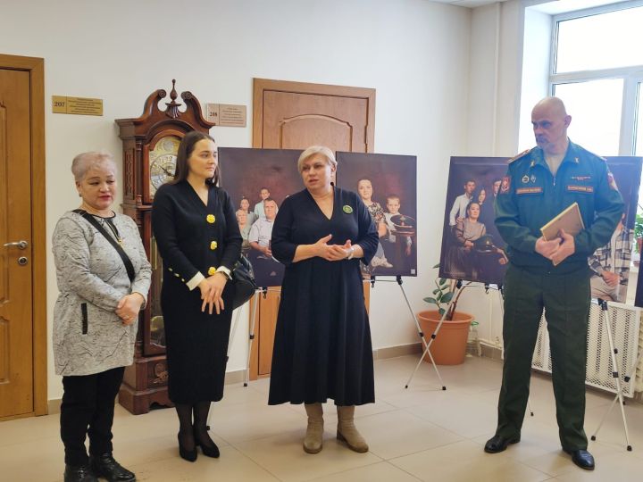 В «Союзе ветеранов Республики Татарстан» открыли фотовыставку «Семья героя СВО»
