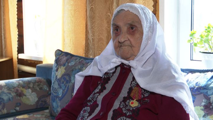 Вспоминает со слезами на глазах….