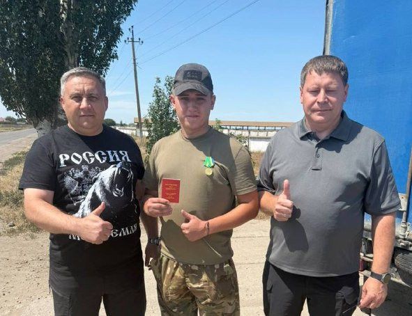 Глава района награждает наших ребят на СВО