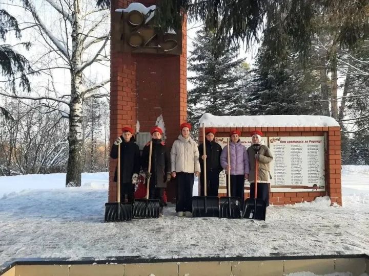 «Дорога к обелиску»: школьники активно участвуют в очистке памятников героям ВОВ