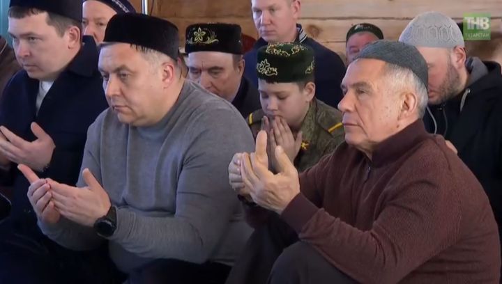 Минниханов совершил праздничный намаз в селе Айбаш