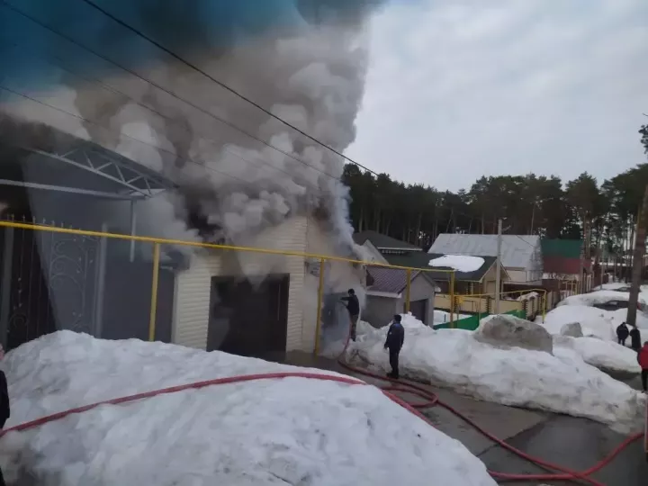 Пожар уничтожил гараж в поселке Бирюли