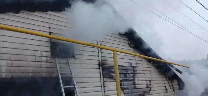 Пожар уничтожил гараж в поселке Бирюли