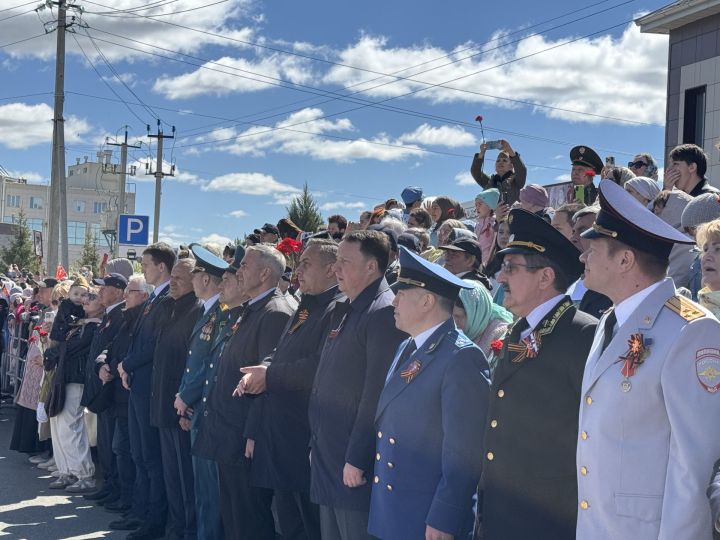 Парад Победы в селе Высокая Гора собрал тысячи жителей района
